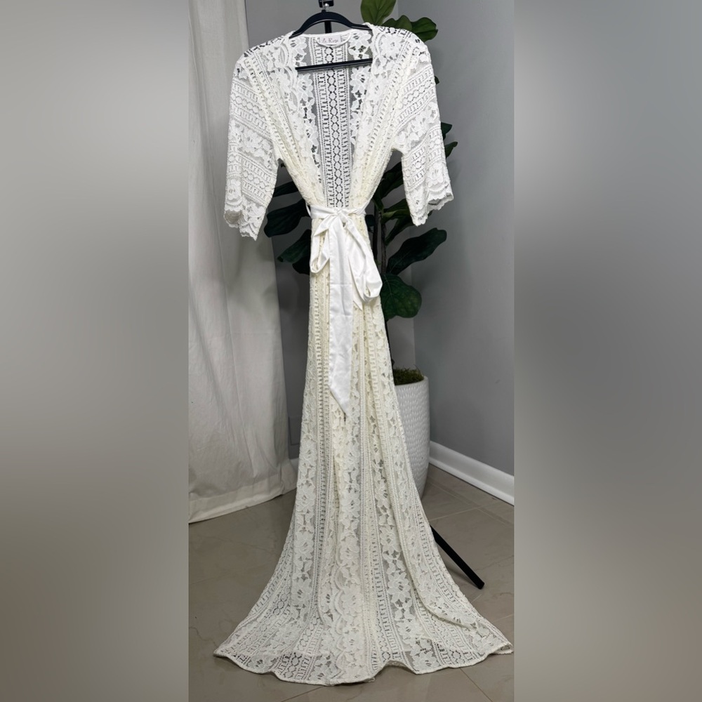 Elegant Lace Robe Floor Length